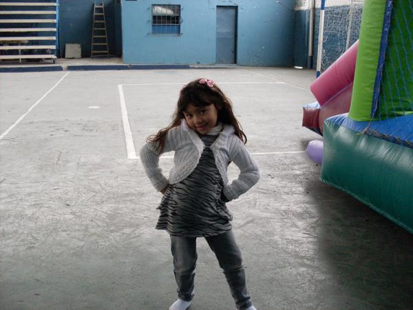 r18129795's tweet photo. yo es cucho las canciones de ariana grande
porque son ermosas http://t.co/xDm3vuqkVO
