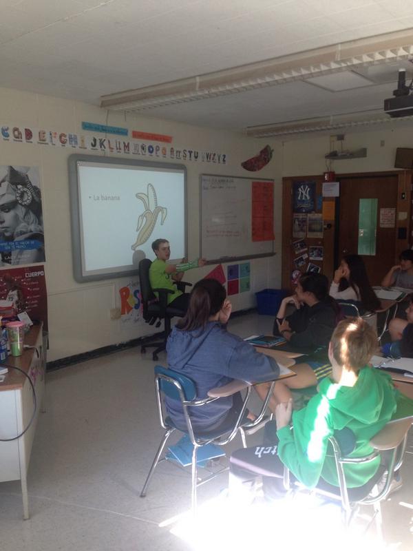 brittliz7's tweet photo. 8th graders in the "hot seat" while their peers describe the vocab word shown using only spanish clues. #RIPPIB http://t.co/w9vpm1JOi6