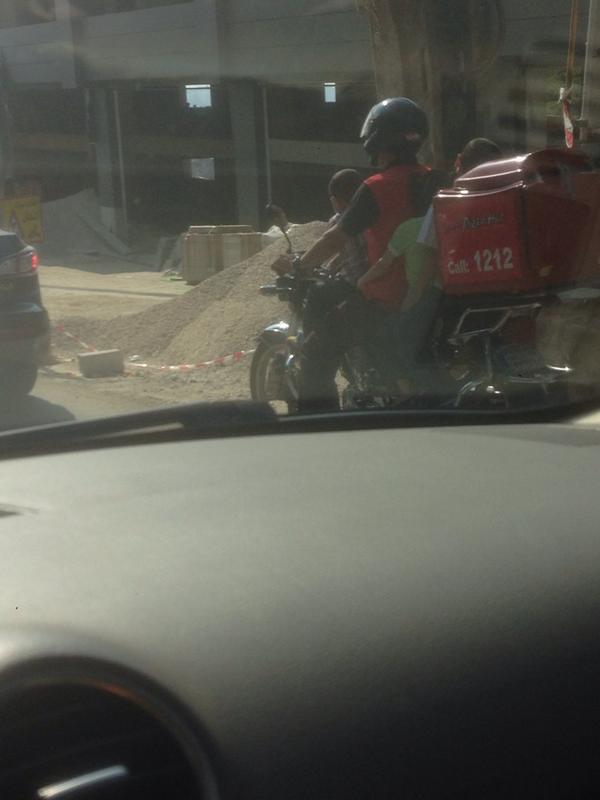 jadbadine's tweet photo. -Alo pizzahut shou l offer lyom?
-ma3 kel large pizza byotla3lak aninit pepsi w 3 wled http://t.co/L5Q5zAxDBP