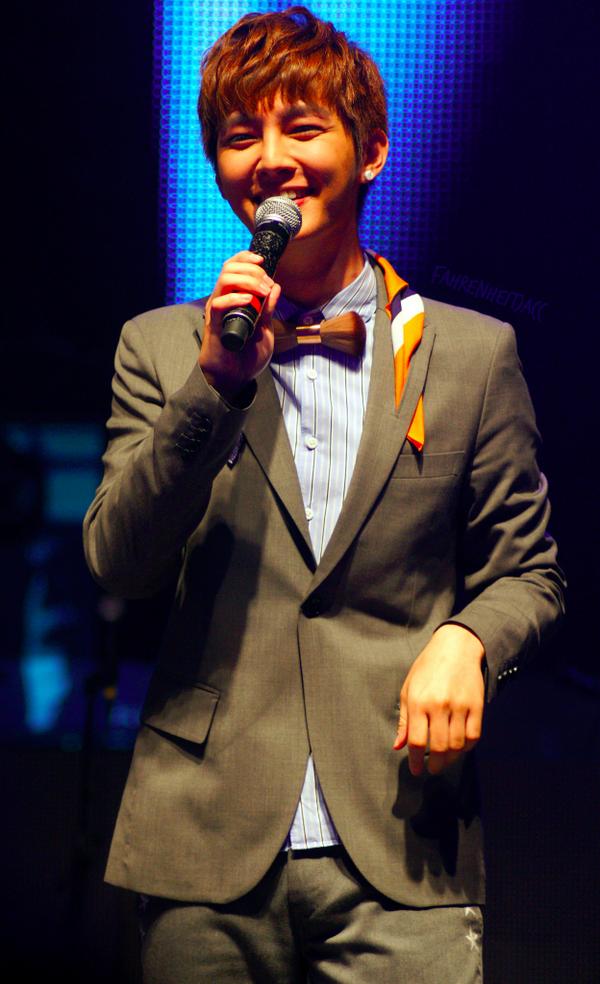 FahrenheitJACC's tweet photo. [FLH/PIC] Happy Mid-Week #feifans! Keep going and hwaiting! (-: #fahrenheit #feilunhai #aaronyan #yalun http://t.co/gLfoJZClv3
