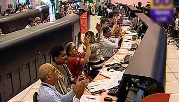 CelinaJaitly's tweet image. #TEARSOFPRIDE @ndtv Scientists cheer ISRO centre as #Mangalyaan successfully enters MarsOrbit bit.ly/1qrQcbu