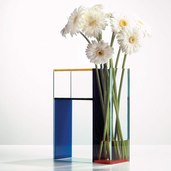 Countlan's tweet image. Piet Mondrian meets flower vase.  #functionalart #conversationpiece via Po Selected

Found at bit.ly/1x9JShE