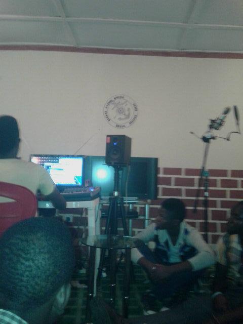 I_STAI_FLAI's tweet photo. Up in d studio all day waiting 4 da mixtape 2 b fully edited.. http://t.co/ol7K8aF925