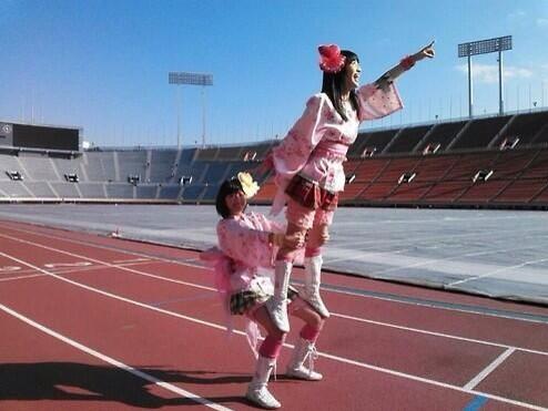 AnmitsuPrincess's tweet photo. おはようございます！眠たいですね〜。昨日は夜百田とずっと話してました（笑）2人とも考えてる事が一緒だったりで楽しかったです。流石片割れだよね（笑）て事で、今日も一緒にレッツももクロちゃーん！ http://t.co/eUWVzcSpTA