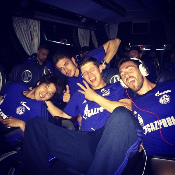 KJ_Huntelaar's tweet photo. Hurra, Hurra die Schalker waren da! 😜👊 #Auswärtssieg #S04 #SVWS04 #dugewinnstniealleine 🙌 http://t.co/mZSNI9P13z
