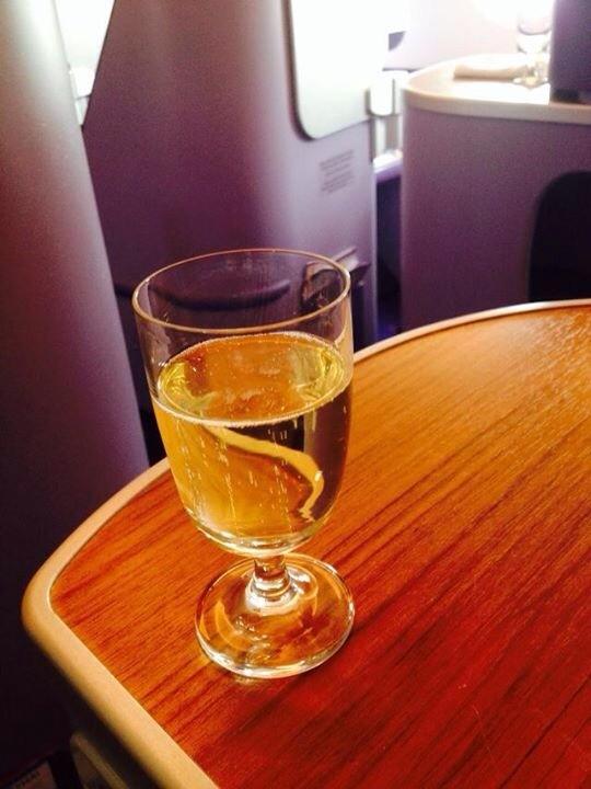 TAUERU's tweet photo. Traveled business class to Chiang Mai, Thailand! Champagne! 
うっかりビジネスクラスでフライト。
チェンマイへ。 http://t.co/65Gsog3GJ1