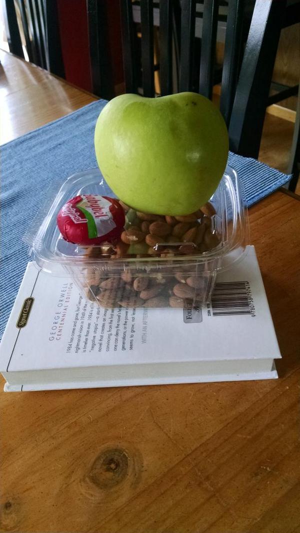 reinke_john's tweet photo. Snack healthy and read #septembersmash @MrBenBrown http://t.co/Yw8LzjikDN