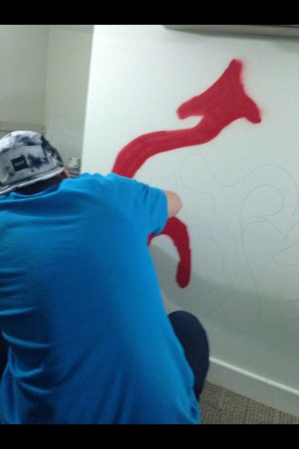 leitelucass_'s tweet photo. O desenho na cabeça e a lata na mão #dogscrew http://t.co/JDpd2Iuptb