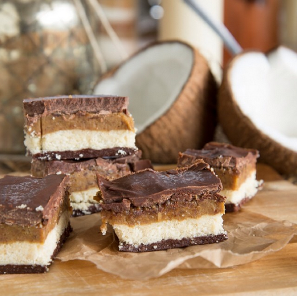 lululemonAUSNZ's tweet image. Treat yourself: caramel 'almost kit kat' slice: bit.ly/1qlefc6