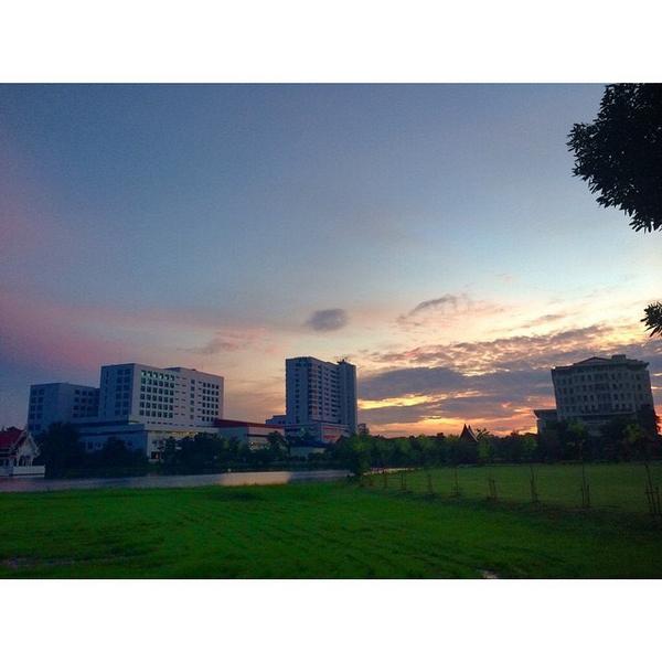 thansap01's tweet photo. เช้าแล้ววันนี้ยังไม่สาย ตื่นมาก็ร้องเพลงถึงเธอ.   มศว องครักษ์ http://t.co/sm2TCo0YYO