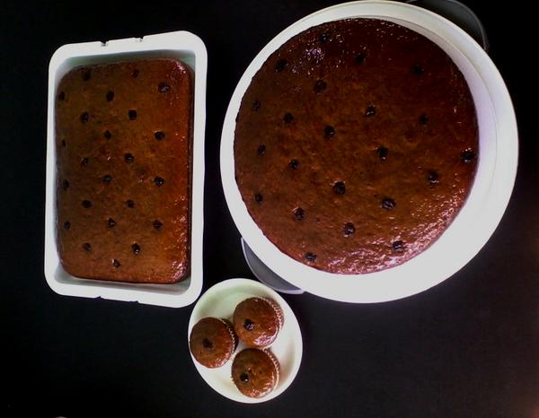 creacioneshazel's tweet photo. Torta y cupcakes de zanahoria con pasas y nueces http://t.co/QHLbrEdbxy