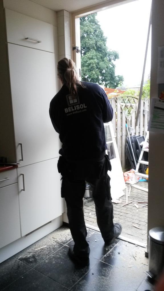 PaulineHL's tweet photo. Dag 2: Voor- en achterdeur zijn aan de beurt. @BelisolKozijnen :-) http://t.co/OWAdwsfZtj