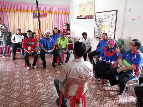 cnc_jerantut's tweet photo. Ketika menjalankan demonstrasi TC - Spoken To yg dijalankan kepada kakitangan &amp; klien #TheraputicCommunity http://t.co/HCbIiFI07m
