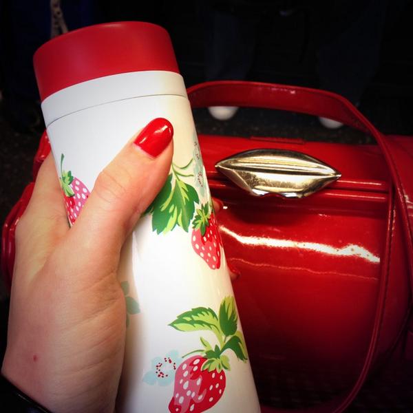 Doing my best impression of a commuter this morning. Thank god (or more specifically, <a href="/HettieSky/">Hettie</a> ) for my tea flask!