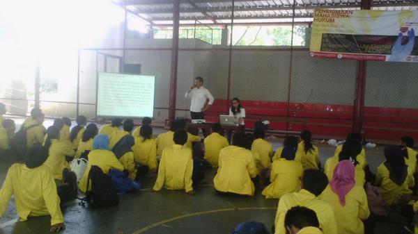 Sebelum seminar di mulai, abang-mba dari <a href="/infoadvo/">Advokasi BEMFHUI</a> sedang menyosialisasikan kurikulum baru di FHU. #MabimPMH