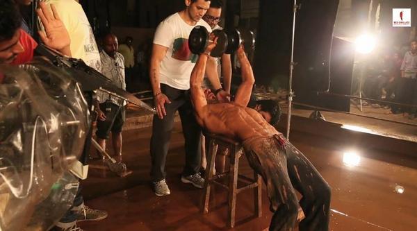 ARJUN_SRKFC's tweet photo. ONLY @iamsrk CAN  ....  at the #Age49 :)  _/\_ http://t.co/V4G0Q8KTar