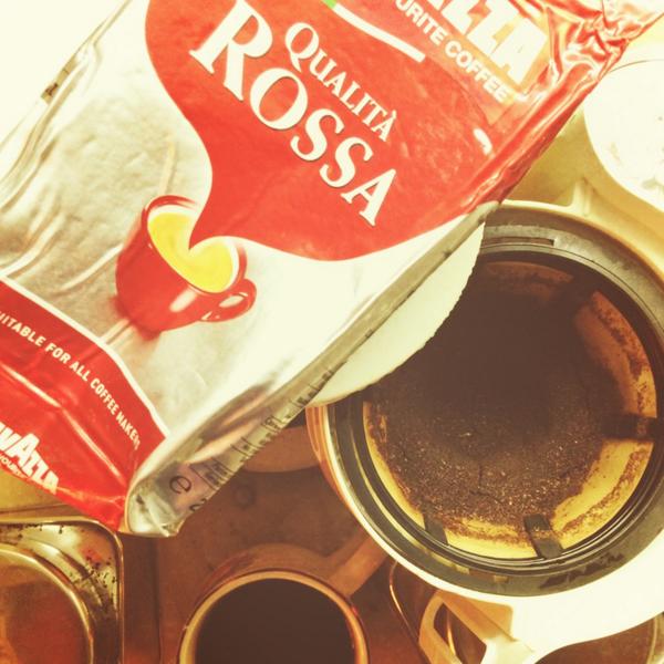 zaikokko's tweet photo. Coffee of the day. 30% Robusta 70% Arabica. @Lavazza #QualitaRossa . Coffee rating 8/10 😁 http://t.co/1XD5Sw0FDy