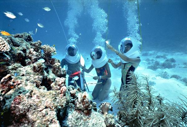 TRANS7's tweet photo. Kenapa helm seawalker terasa ringan di air? Mau tahu jawabannya? Simak @Taugaksiht7 siang ini pkl 14.15 WIB. http://t.co/ANU16974XC