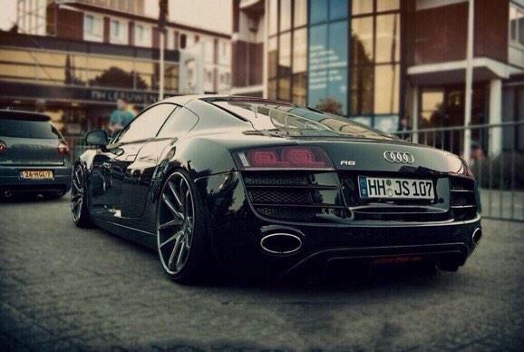 dailyAudi's tweet photo. R8 > http://t.co/u0sPOPw2TP