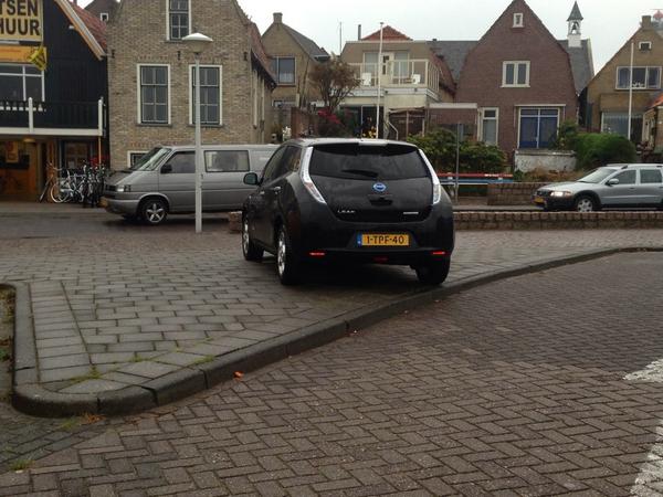 RonalddeJong2's tweet photo. Je komt ze ook overal tegen,zelfs op da stoep,dat mocht niet met de tuks http://t.co/HfUINBbxMh