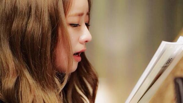 SistarBbora's tweet photo. “@SHOWTIME_QnA: 나 지금 촉촉해~ 눈가에 눈물이🎶 
마를 날이 없는 울보핑크의 쇼타임 그 마지막 이야기! 

목요일 저녁 6시는 핑타임! 다 물렀거라~😁 http://t.co/IWd2b8NPjK”