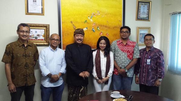 IndoCofFest's tweet photo. With one of the Patrons of ICF ; DR. Ir. Tjok Oka Artha Ardhana Sukowati, M.Si - PHRI Bali http://t.co/16phBz8pX3