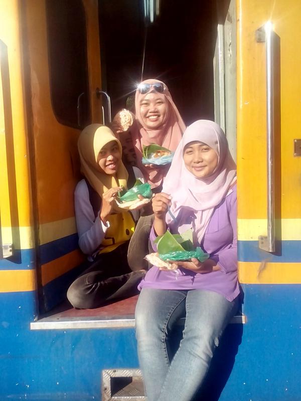 desydamardjati's tweet photo. Bertiga doang? RT @Azkiya_Lay: Naik KA Jember - Banyuwangi cuman buat ngincipi #Pecel #Garahan ^^ http://t.co/EA55dmz9U9