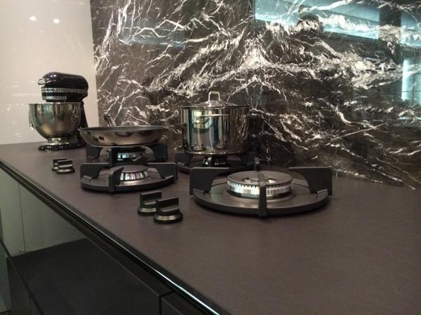 pittcooking's tweet photo. Collega Roel bezocht vanmorgen de prachtige showroom van @KoolschijnDelft! Sterke combi van PITT &amp; Dekton @Arte_NL http://t.co/9JjXZhH0Zu