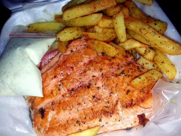 Pichink's tweet photo. Porsinya tampak banyak :O “@chroniclea3: Grilled salmon @riverbarnID ini memang sungguh~~ 😋😋😋 http://t.co/TQXUvIxWw5”