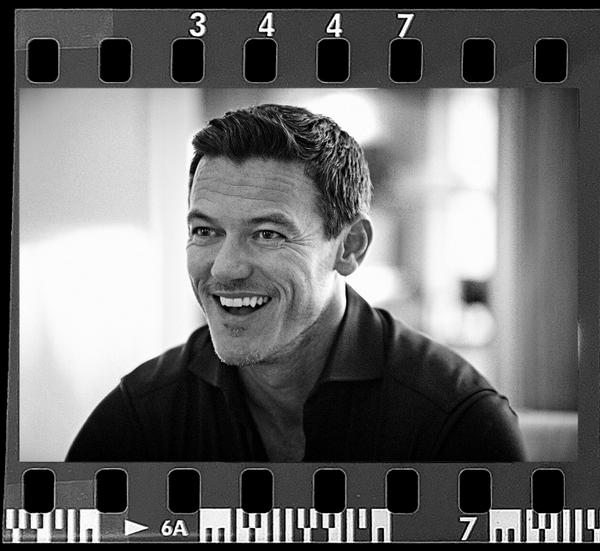 universaluk's tweet image. RT &amp;amp; follow for the chance to win a framed print of @TheRealLukevans at the #DraculaUntold junket!
