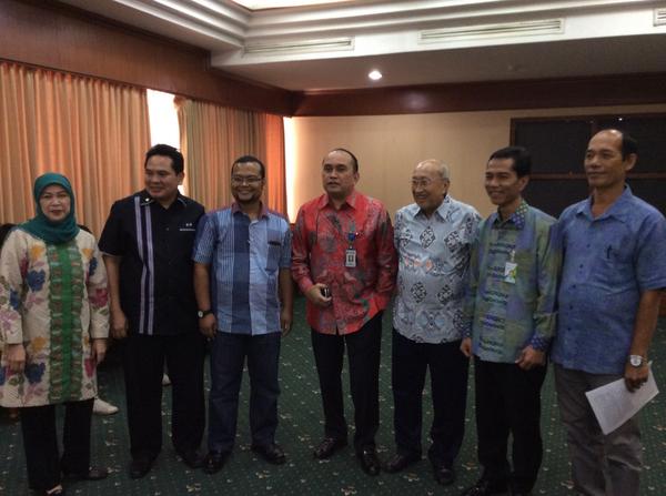 BPJSTKDKI's tweet photo. disela-sela sebelum memulai acara Bp. Hardi Yuliwan With @DPN_APINDO Dirjen @menakertrans Vice Chairman @KadinDKI http://t.co/XWSFzAzPAE