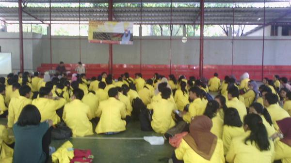 Teman-teman <a href="/FHUI_2014/">FH UI 2014</a> diajak berpikir out of the box untuk menemukan solusi, oleh Bang @andhikaps20 #MabimPMH