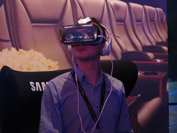 BeauGiles's tweet photo. Why yes I am from the future #note4au http://t.co/ckRneqvlhF