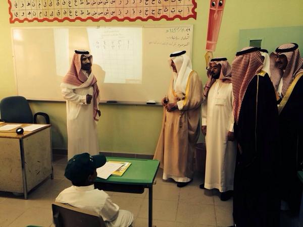 moe_gov_sa's tweet photo. الأمير #خالد_الفيصل يزور ابتدائية الملك عبدالعزيز في حائل، يرافقه معالي النائبين د.خالد السبتي و د.حمد آل الشيخ http://t.co/8BPNLGitBk