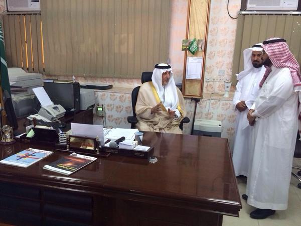 moe_gov_sa's tweet photo. الأمير #خالد_الفيصل يزور ابتدائية الملك عبدالعزيز في حائل، يرافقه معالي النائبين د.خالد السبتي و د.حمد آل الشيخ http://t.co/8BPNLGitBk