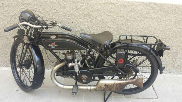 ProLocoScansano's tweet photo. Esposizione Moto D'epoca. .. http://t.co/3STd5QP4h5