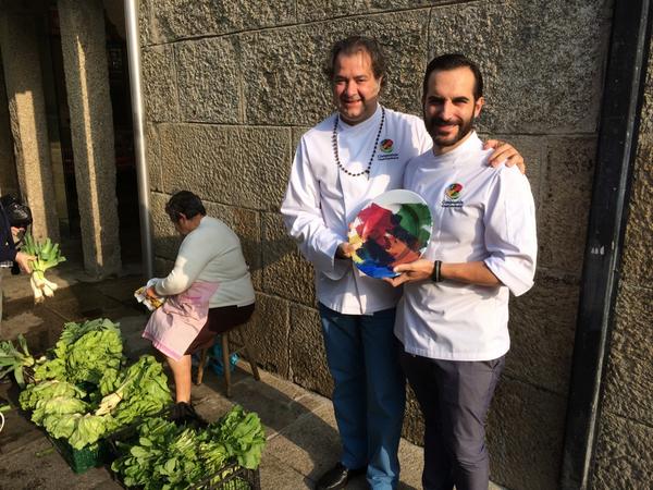 ComposGastro's tweet photo. Nos apetecía una foto con estos dos grandísimos Chefs en el mercado, aquí tenéis a @FiroVazquez @ChefMSandoval http://t.co/i22gtNX6w0