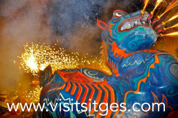 VisitSitges's tweet photo. Ja has vist totes les fotos del fi de festa #stsitges14? http://t.co/8k18IgKRur @ajsitges @fmsitges @bcnmoltmes http://t.co/KI3OHMxH1I