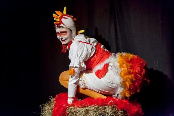 ProLocoScansano's tweet photo. "ROSSANA,LA GALLINA STRANA" di Maria Francesca Lazzi - spettacolo comico Domenica 28 ore 16.30 P.le delle Cascine. http://t.co/SIOMZU16UU