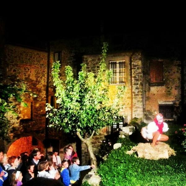ProLocoScansano's tweet photo. "ROSSANA,LA GALLINA STRANA" di Maria Francesca Lazzi - spettacolo comico Domenica 28 ore 16.30 P.le delle Cascine. http://t.co/SIOMZU16UU