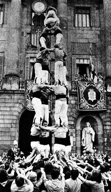 CdBCN's tweet photo. La primera colla en acompanyar-nos a la Mercè fou la @JovesValls, (24/09/1975). Foto:4de7 @hemeroteca_lv #CdB45anys http://t.co/Zynm7oA62Y