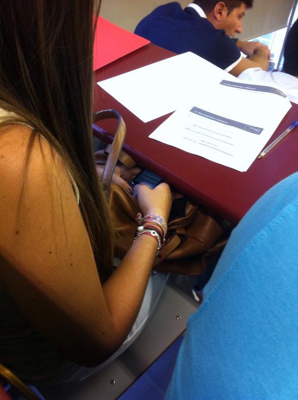 Belando93's tweet photo. Asi atiende en clase  @Raqqquel2 http://t.co/LPvSqCcRhm
