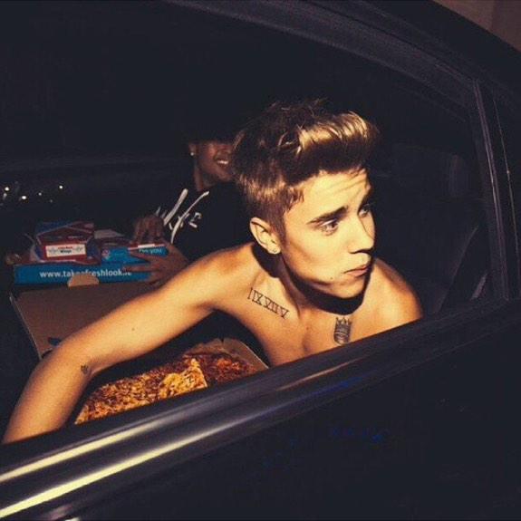 AlfredoFlores's tweet photo. Creepin in the back after a show in some city #BelieveTour http://t.co/SDDHrytX52