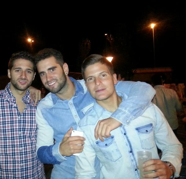 JoseMaria_VR's tweet photo. @alex_mochango @fran_DeDios si pasas por la viña un día cualquiera 🎶🎼🎤 http://t.co/E4kusqIrkN
