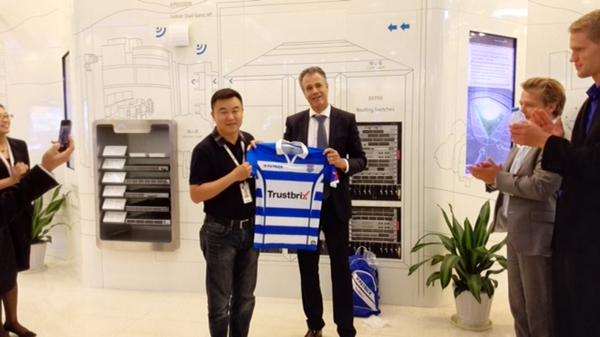#PECZwolle over de grenzen! Hier een foto van het thuisshirt op het hoofdkantoor van #Huawei in #China. #Trustbrix