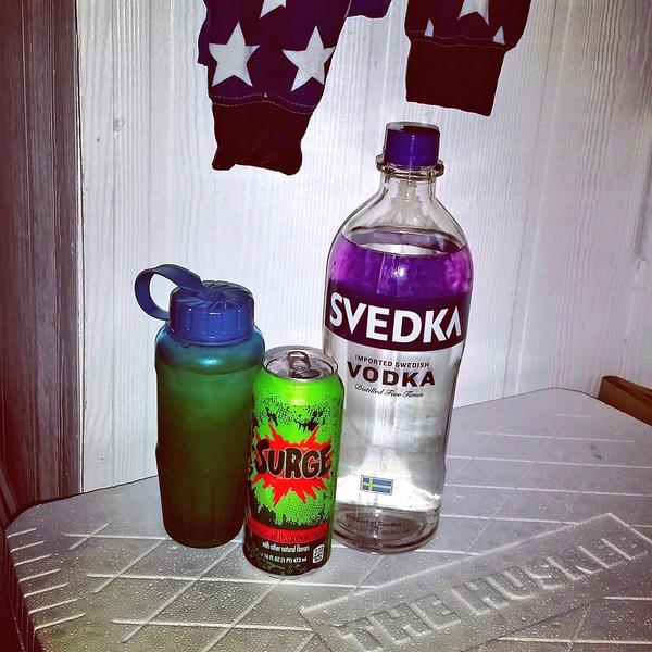 NobodyFamous101's tweet image. Got my vodka &amp;amp; #SURGE ready for the new season of @SouthPark #iAmTheLiquor #ClapYoHands