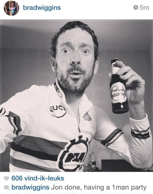 carolagrnvld's tweet photo. Eerste biertje zit er al in voor Sir Bradley Wiggins. Wat een koning. #Ponferrada2014 http://t.co/pOzoKJ7a5B