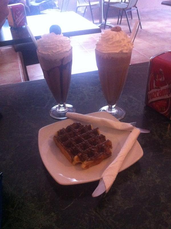 RaquelJP13's tweet photo. De mierendola con @Jose_FR1 #Chocolate #vacaciones #TardesDeOtoño http://t.co/mBmFIsFlKV