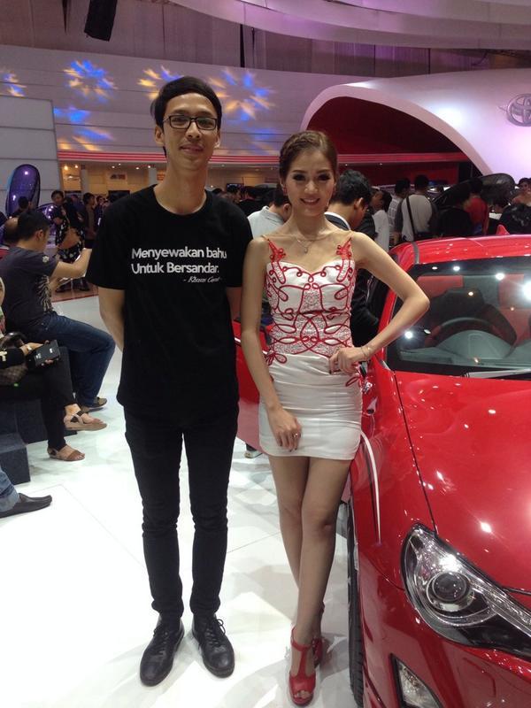 BeraniBedaShop's tweet photo. Gila nih! Ganteng banget @LagiDengerin make kaos kecenya @BeraniBedaShop muahaha! ^^ http://t.co/2BCWppCrs8
