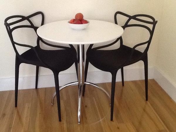 Velixious's tweet image. finally - table and chairs! onto build the desk! #movingcanbefun #newfurniture #nomadnomore